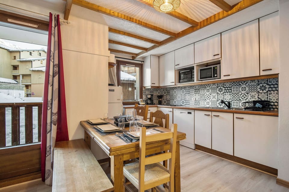 Deluxe Apartment, Balcony, Mountain View | Private kitchen | Mini-fridge, microwave, oven, stovetop