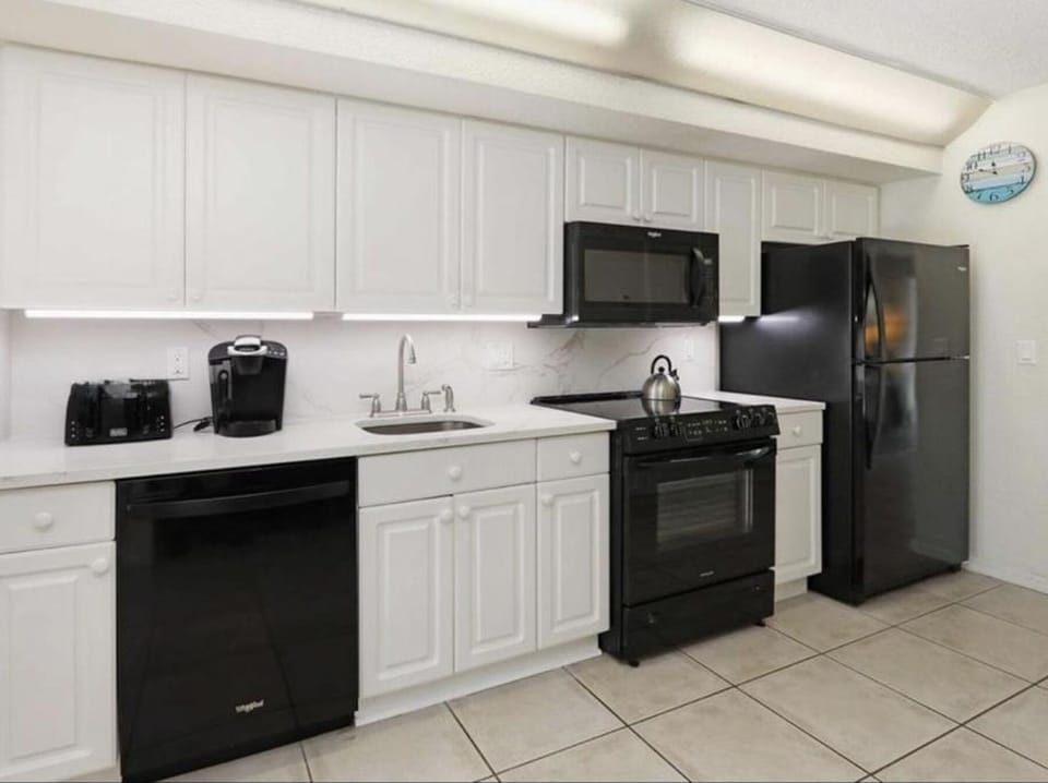 Full-size fridge, microwave, oven, stovetop