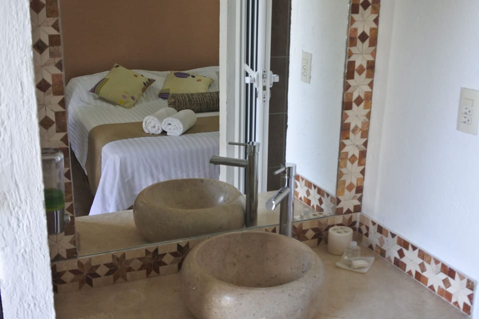 Standard Triple Room | Bathroom | Hair dryer, towels, soap, shampoo