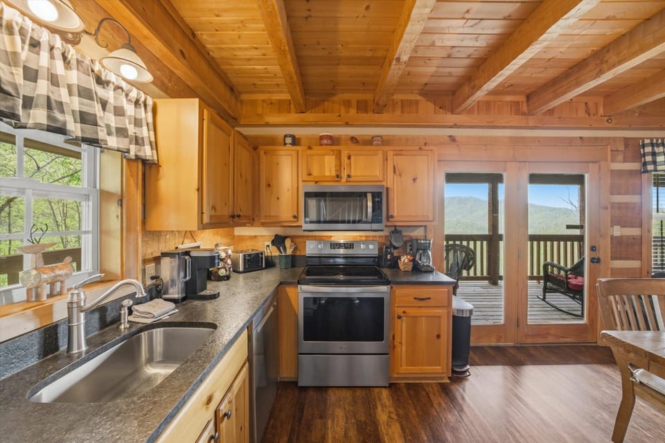 Cabin, Multiple Beds, Mountain View (Chubby & Cubby's Den) | Private kitchen