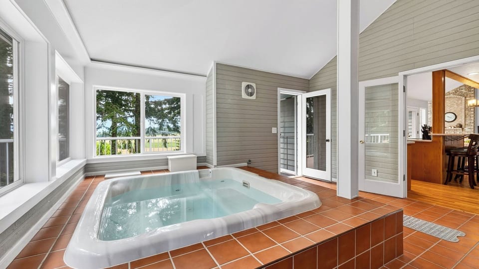 Cedar & Sound by Avantstay Indoor Hot Tub + Game Room + Media Room Sound + Olympic Mtn Views Cottage in Freeland