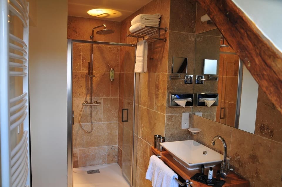 Double Room (Saint Jacques) | Bathroom | Hair dryer, towels, soap, shampoo