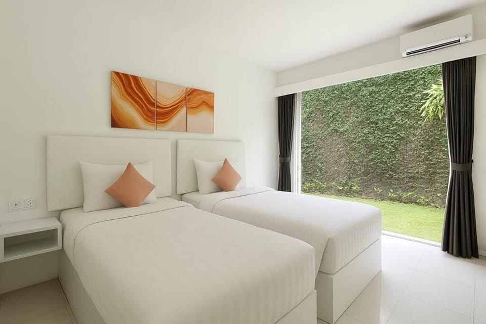 Superior Twin Room | In-room safe, soundproofing, iron/ironing board
