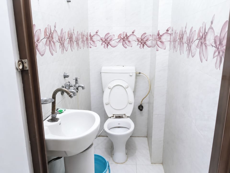 Deluxe Double Room, Air conditioning | Bathroom | Shower, rainfall showerhead, slippers, towels