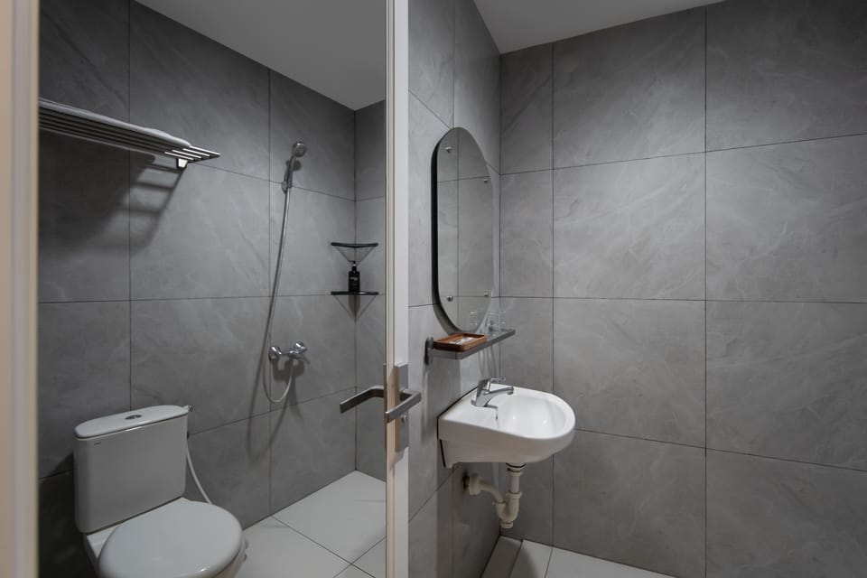 Deluxe Room, 1 King Bed | Bathroom