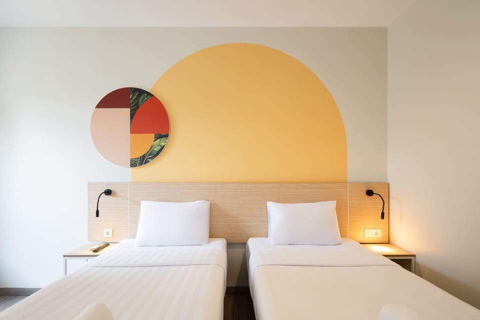 Deluxe Room, 2 Twin Beds | WiFi (free), bed sheets
