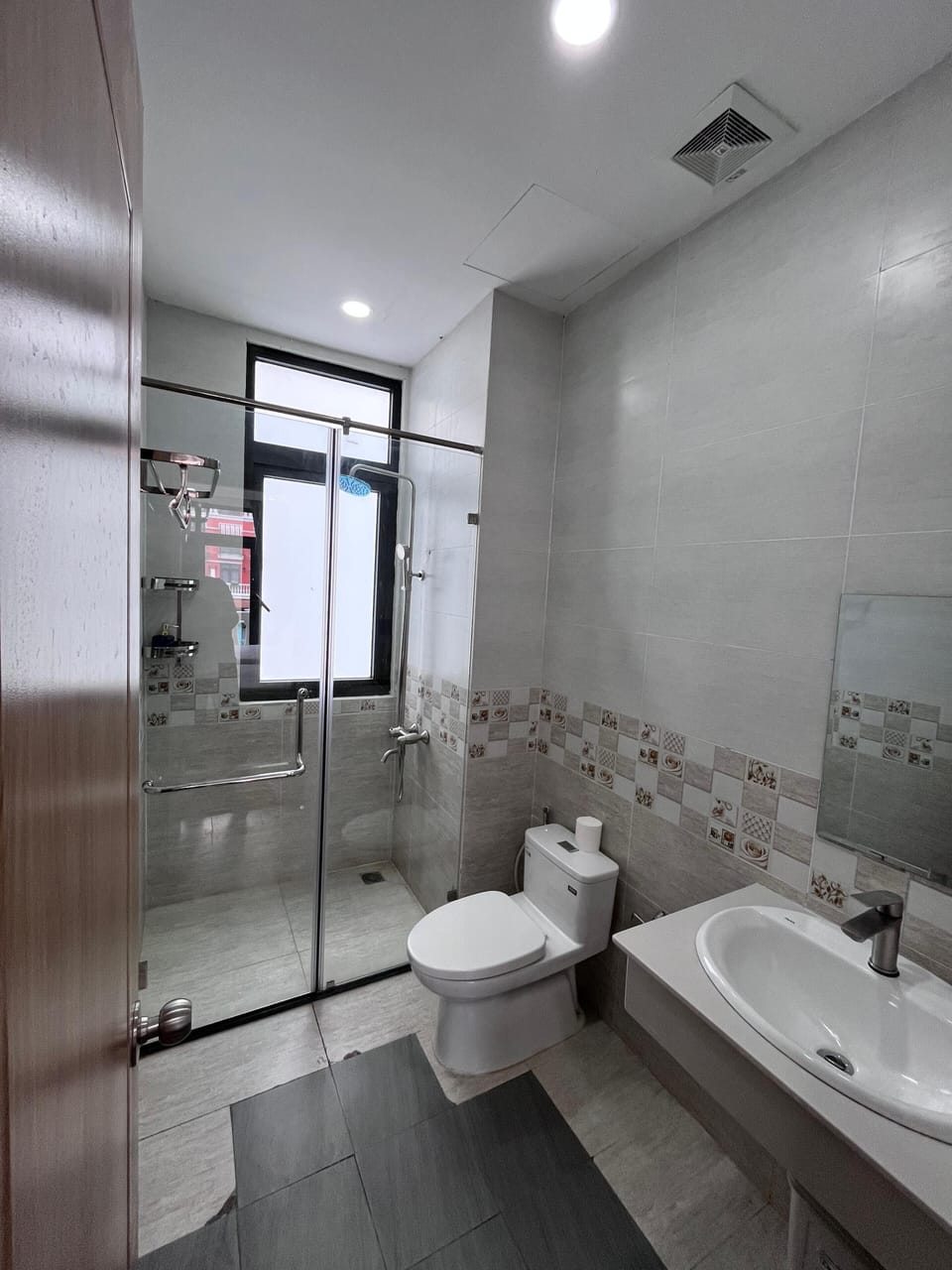 Deluxe Double Room | Bathroom | Shower, rainfall showerhead, designer toiletries, hair dryer
