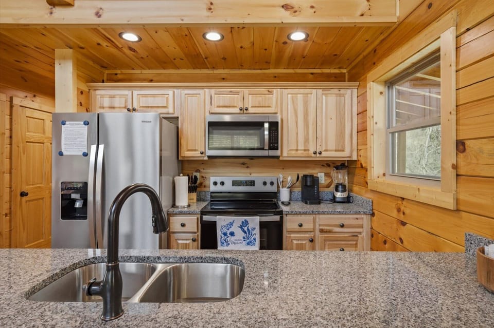 Cabin, Multiple Beds, Mountain View (Morning Glory) | Private kitchen