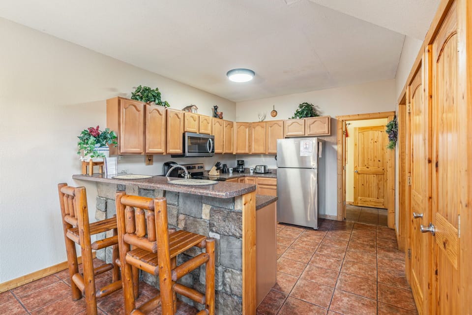 Cabin, Multiple Beds, Mountain View (Pigeon Forge Hideaway) | Private kitchen