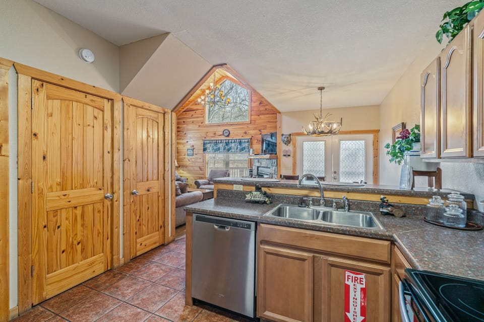 Cabin, Multiple Beds, Mountain View (Pigeon Forge Hideaway) | Private kitchen