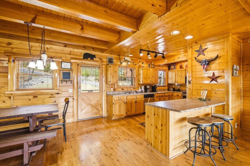 Cabin, Multiple Beds, Mountain View (Red, White and The View) | Dining