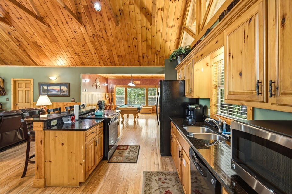 Cabin, Multiple Beds, Mountain View (Riversong Retreat) | Private kitchen
