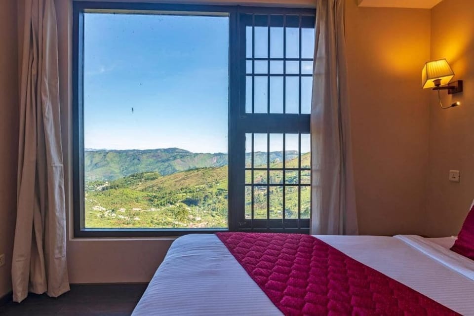 Suite, Balcony, Mountain View | Soundproofing, iron/ironing board, WiFi (free)