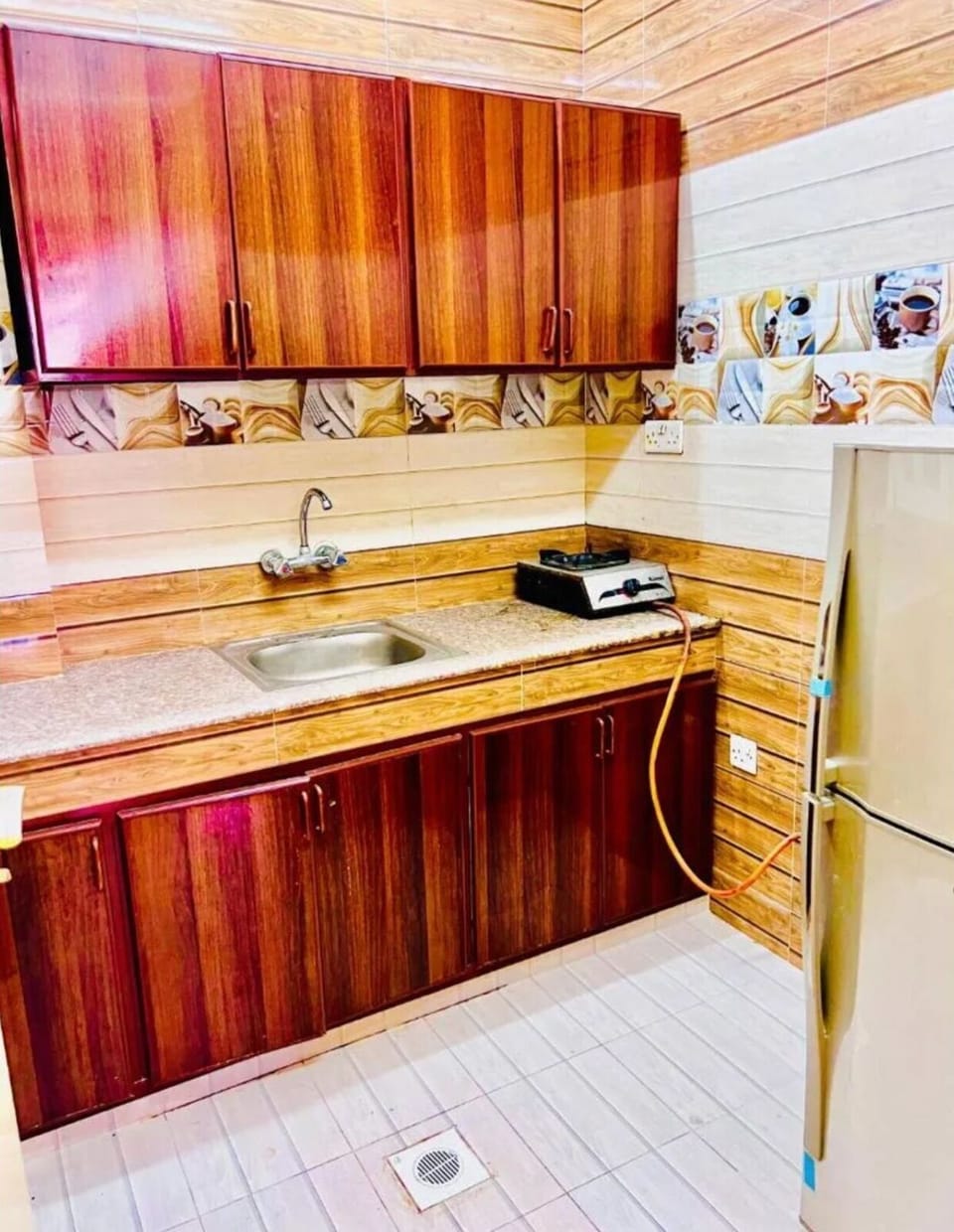 Family Apartment | Private kitchen | Full-size fridge, oven, stovetop, cookware/dishes/utensils