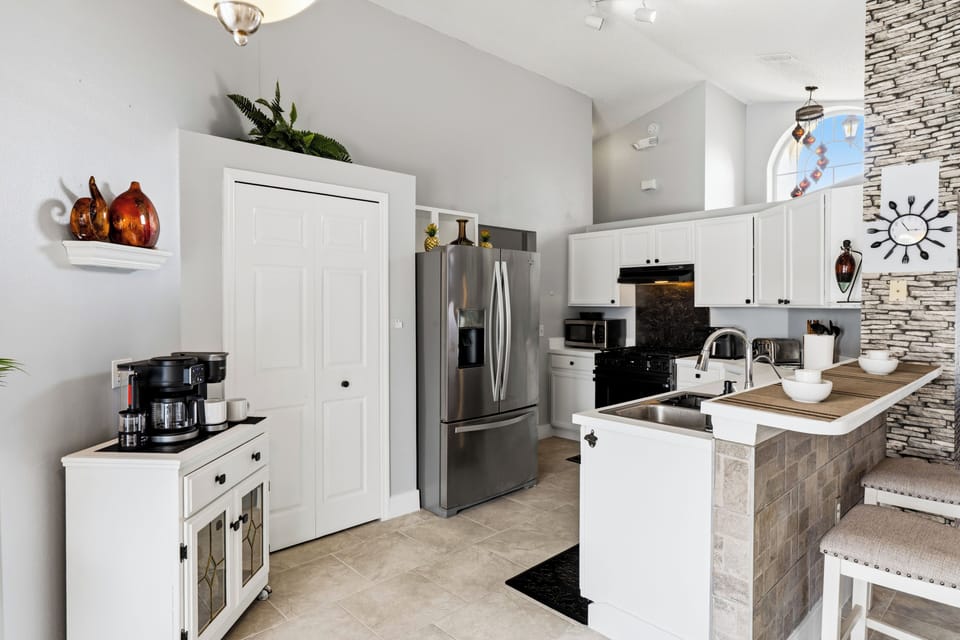 House, 3 Bedrooms, Lake View, Lakeside | Private kitchen | Coffee/tea maker, electric kettle, dining tables