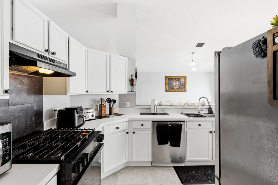 House, 3 Bedrooms, Lake View, Lakeside | Private kitchen | Coffee/tea maker, electric kettle, dining tables