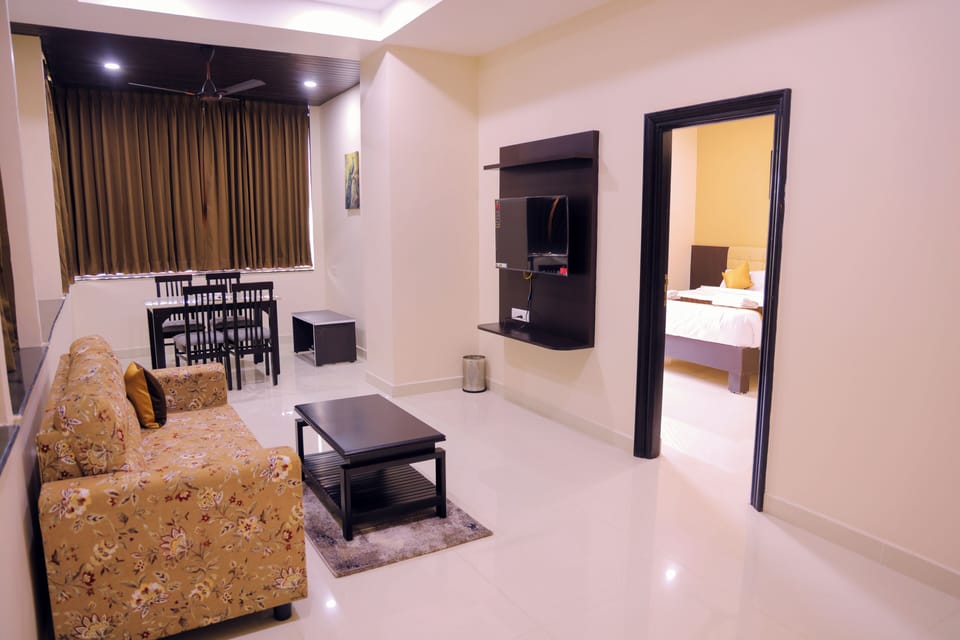 Suite, Balcony, City View | Interior
