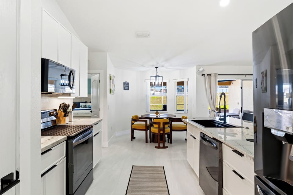 House, 4 Bedrooms, Pets Allowed, Ground Floor | Private kitchen | Coffee/tea maker, electric kettle, dining table