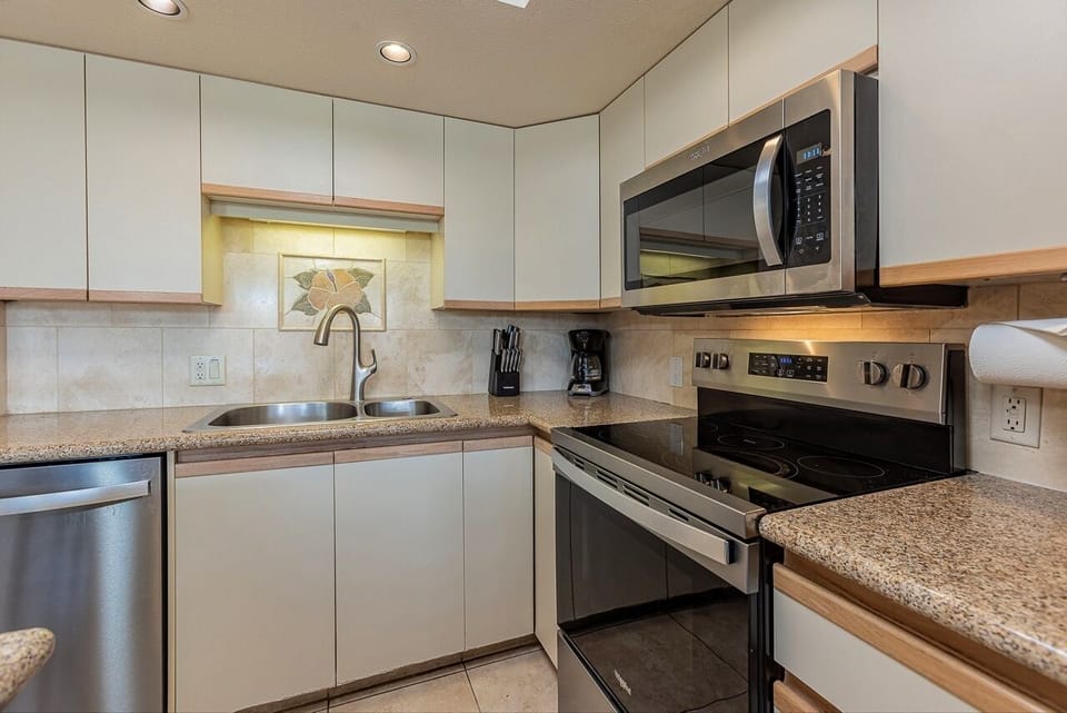 Condo, 1 Bedroom | Private kitchen | Coffee/tea maker, fridge, oven, toaster