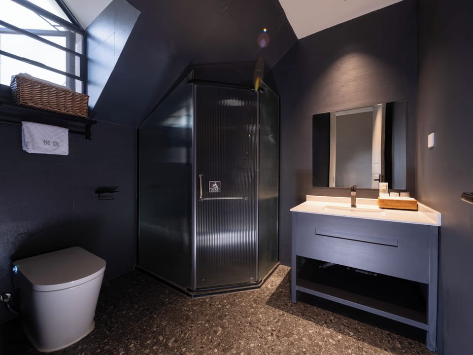 Deluxe Double Room, Garden View | Bathroom | Free toiletries, hair dryer, slippers, towels