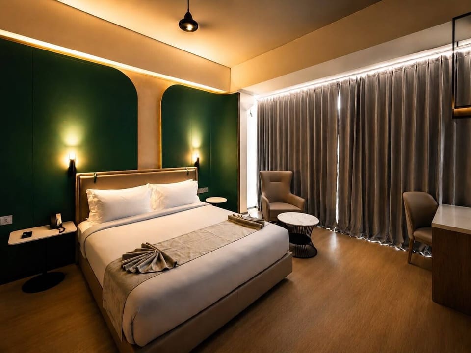Executive Room | Desk, laptop workspace, free WiFi