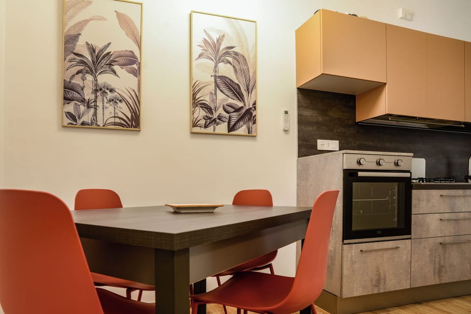 Apartment, 2 Bedrooms | Dining