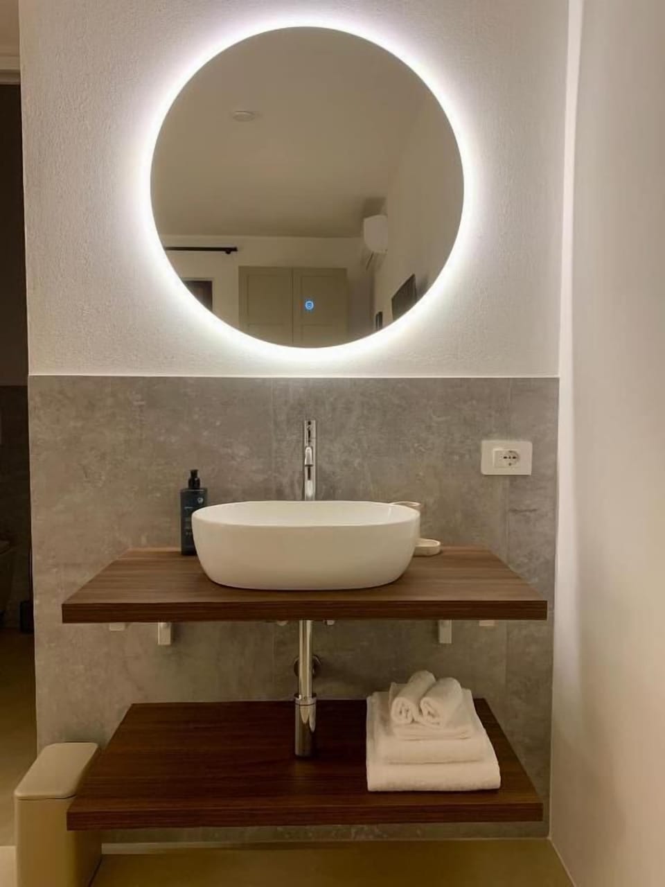 Deluxe Double Room, 1 King Bed, Mountain View | Bathroom | Shower, rainfall showerhead, hair dryer, bidet
