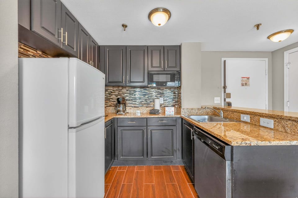 Apartment, Multiple Beds, Pool View (ENO106-6165-1405-2 - The Enclave1405) | Private kitchen
