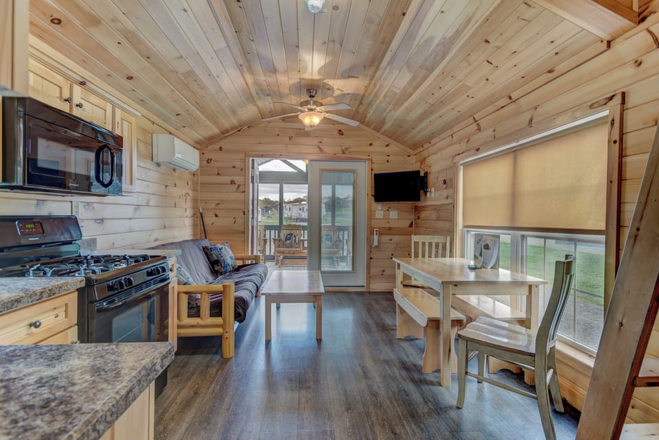  Hillside Premium Loft Cabin | Living area