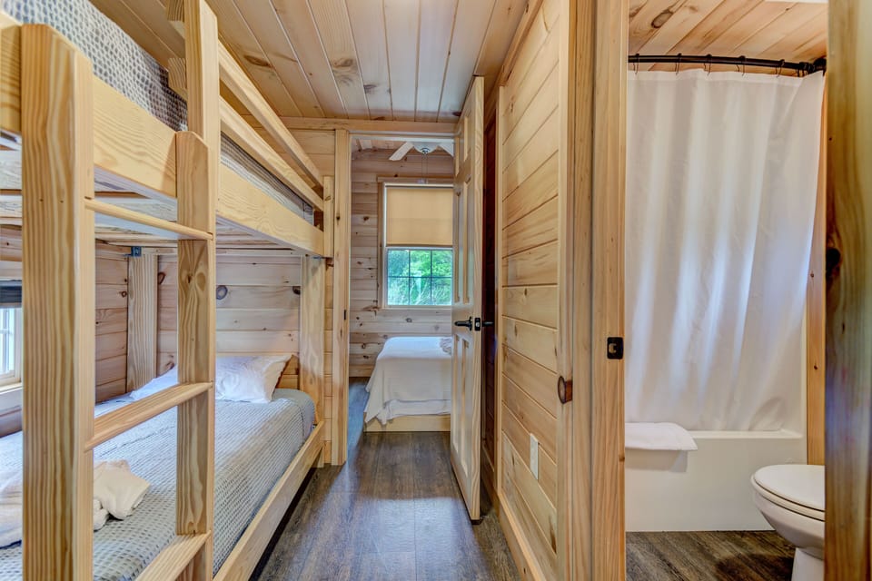  Hillside Premium Loft Cabin | Laptop workspace, free WiFi