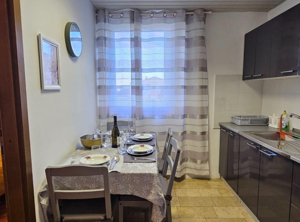 Apartment (Classic Two Bedroom Apartment with Te) | Dining room