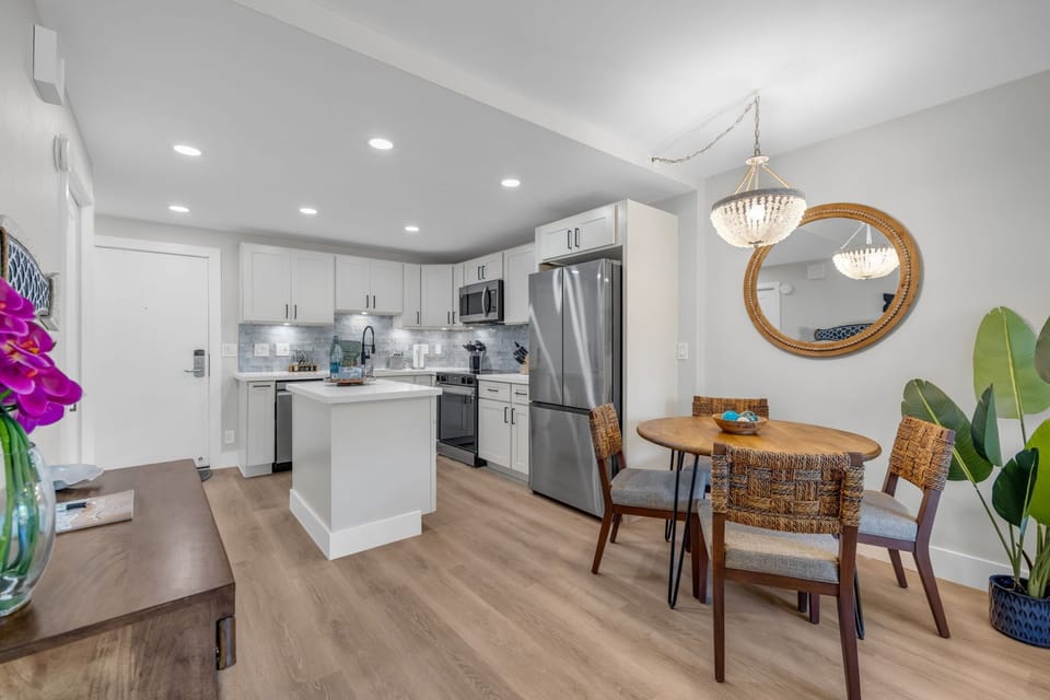 Luxury Condo, Garden View, Beachside | Dining