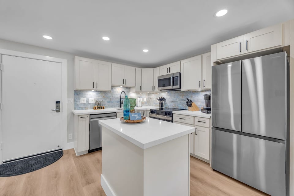 Luxury Condo, Garden View, Beachside | Private kitchen