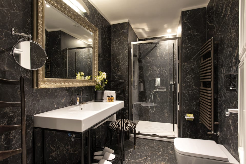Deluxe Suite | Bathroom | Shower, free toiletries, slippers, towels