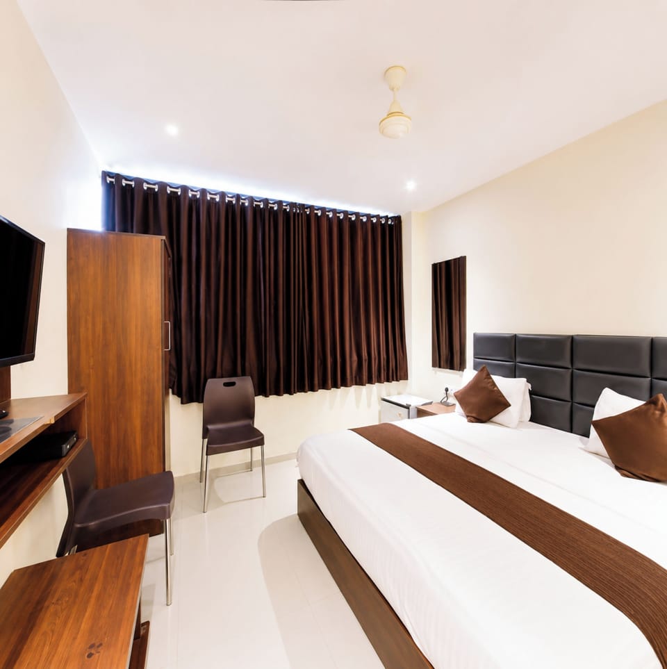 Deluxe Quadruple Room, Air conditioning | Hypo-allergenic bedding, desk, soundproofing, free WiFi
