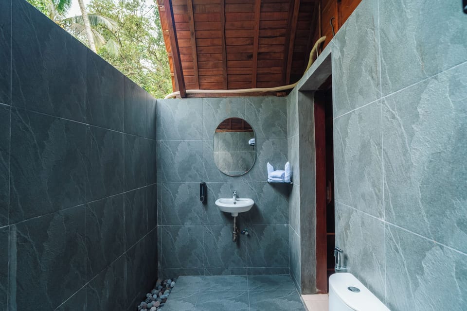 Traditional Double Room | Bathroom | Towels, soap, shampoo, toilet paper