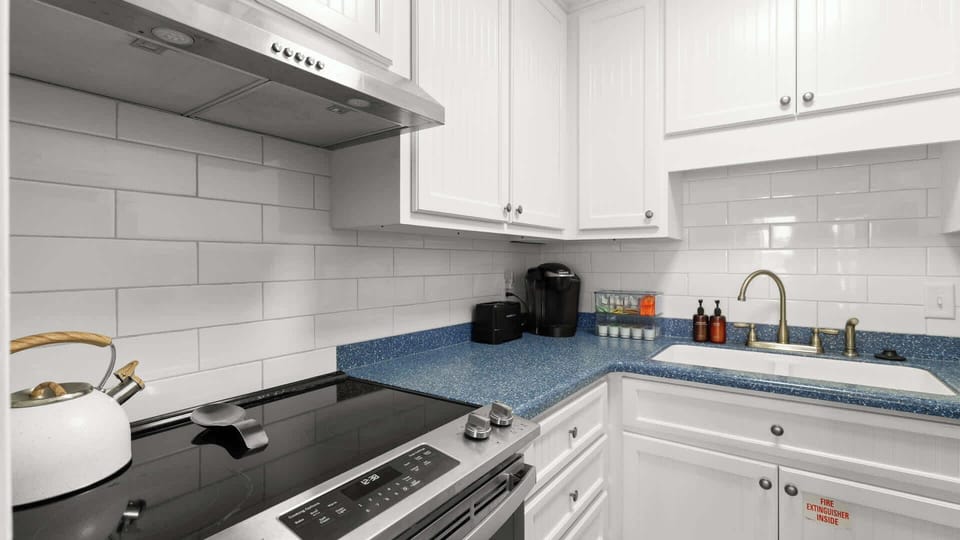 Studio, 1 King Bed with Sofa bed (Shore Thing) | Private kitchen