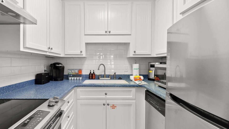 Studio, 1 King Bed with Sofa bed (Shore Thing) | Private kitchen