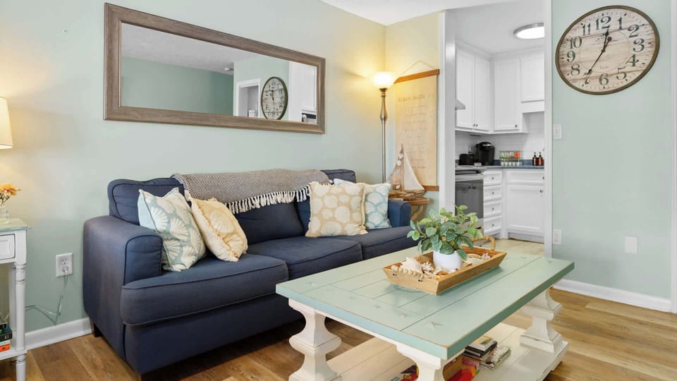 Studio, 1 King Bed with Sofa bed (Shore Thing) | Living area