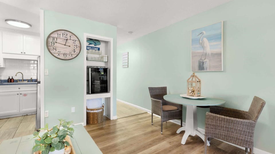 Studio, 1 King Bed with Sofa bed (Shore Thing) | Dining