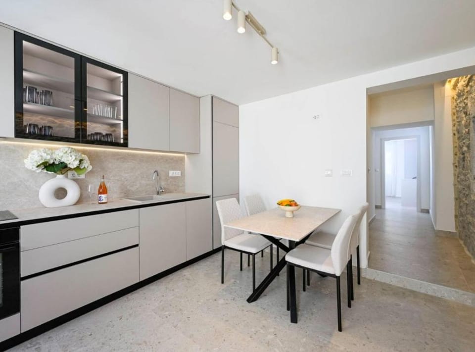 Apartment (Apartment With Terrace And Balcony) | Dining room