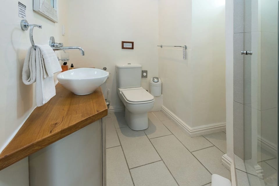 Classic Double Room, Pets Allowed, Garden View | Bathroom | Shower, hair dryer, bathrobes, towels