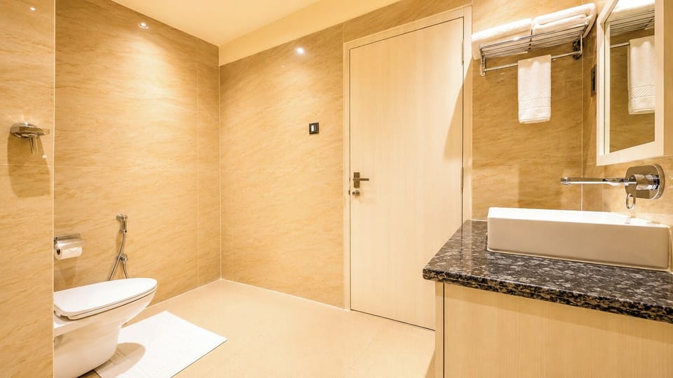 Premium Room | Bathroom | Shower, towels, soap, shampoo