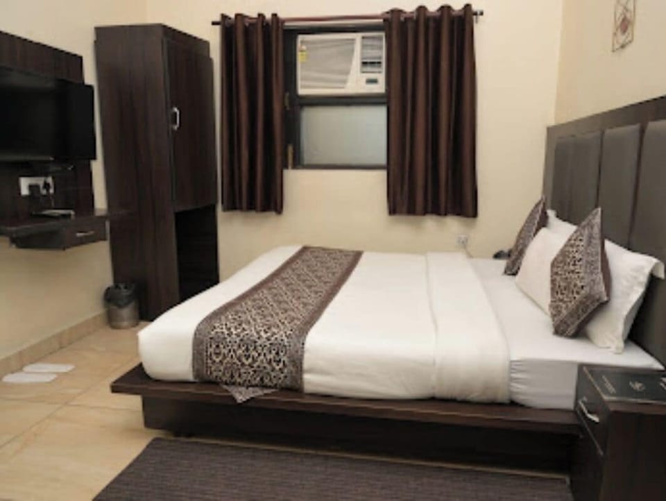 AC Deluxe Double Bed Room