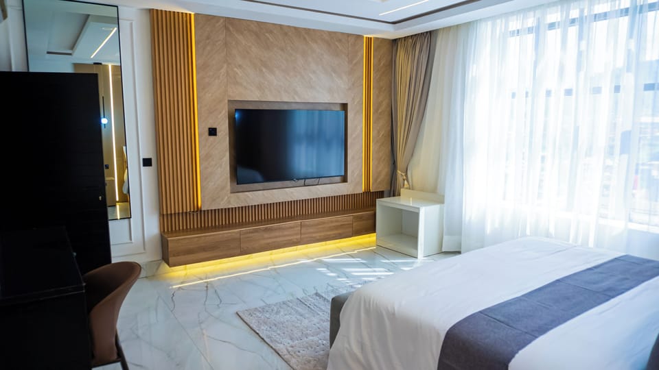 Studio Suite | Desk, laptop workspace, WiFi (free)