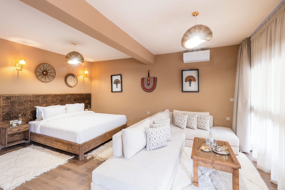 Deluxe Suite | Minibar, in-room safe, blackout drapes, WiFi (free)
