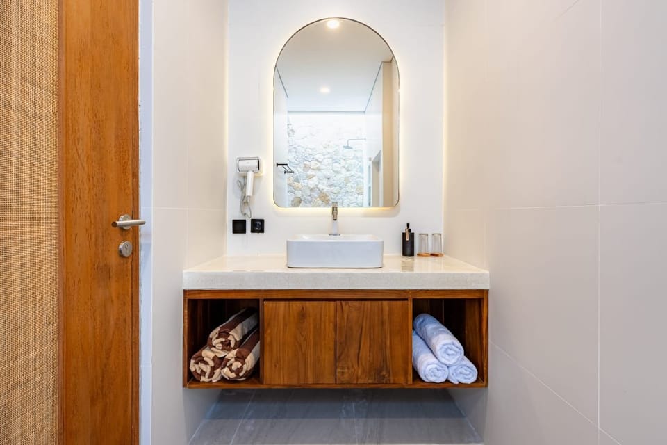 Luxury Double Room, 1 King Bed, Non Smoking, Pool View | Bathroom | Shower, free toiletries, hair dryer, soap