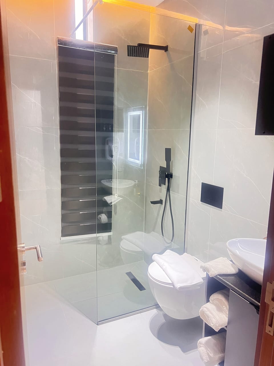 Executive Studio Suite, City View | Bathroom | Shower, hair dryer, slippers, towels