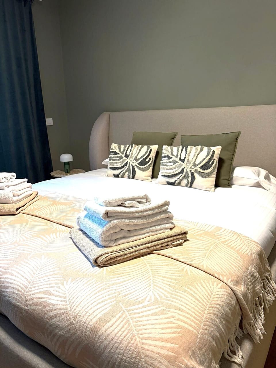 Luxury Double Room, 1 King Bed, Private Bathroom, Partial Lake View | Premium bedding, down comforters, memory foam beds, laptop workspace