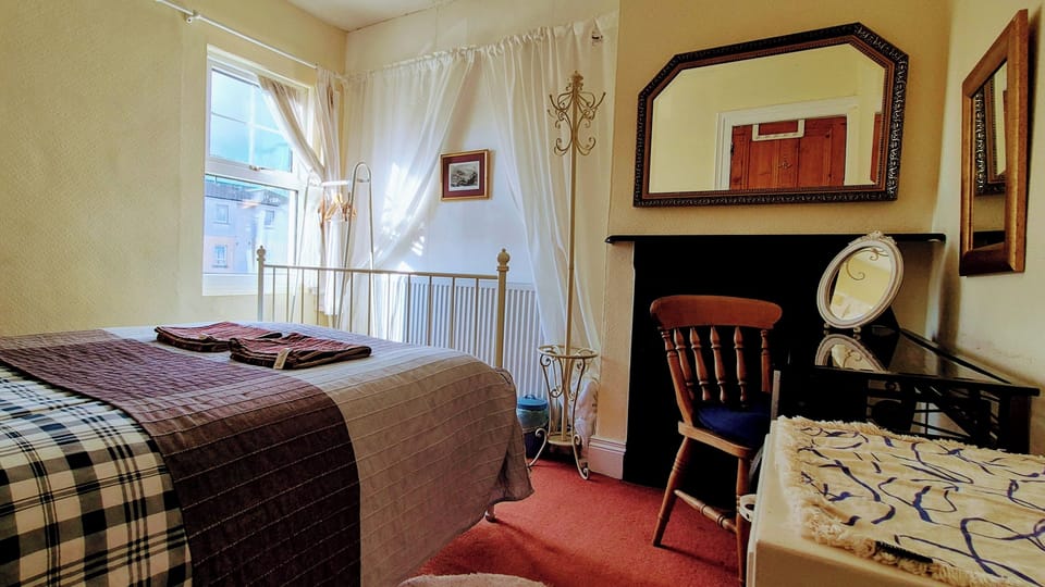 Iron/ironing board, WiFi (free)